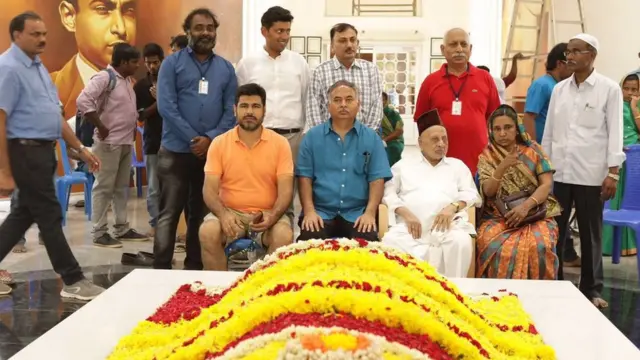 அப்துல் கலாமின் சமாதிக்குமுன் அவரது மூத்த சகோதரர் முத்துமுகமது மீரா மரைக்காயர் குடும்பத்தினருடன்.