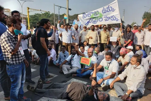 ప్రైవేటీకరణ ఆగేవరకు పోరాటం: యూనియన్లు