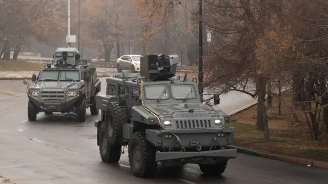 পুরো শহরজুড়ে এখন চলছে সেনা টহল।