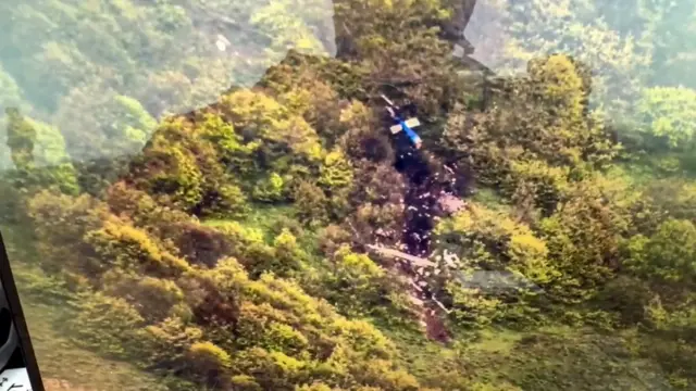 伊朗国家电视台发布的现场图片显示的飞机残骸