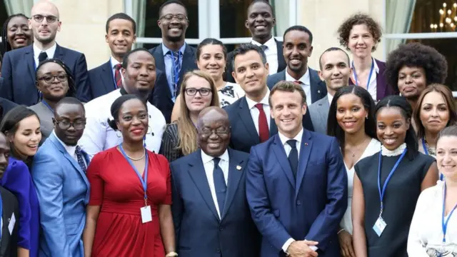 Le président français Emmanuel Macron et président du Ghana, Nana Akufo-Addo, avec les 30 jeunes leaders de la French-African Foundation.