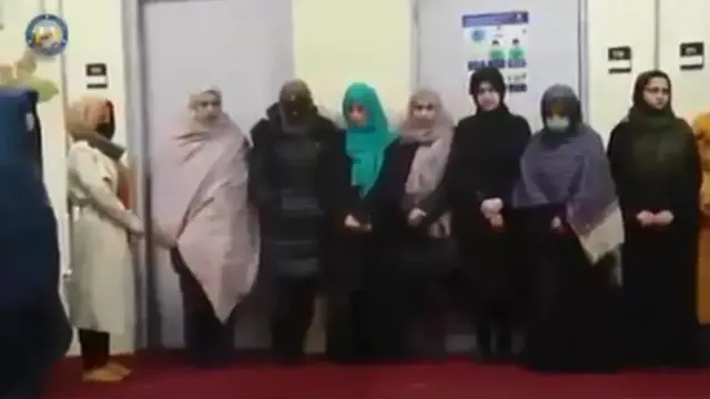 صحنه‌ای از ویدیویی که طالبان از زنان معترض بازداشت‌شده منتشر کرده‌اند