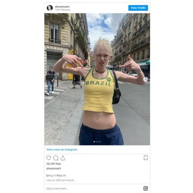 A modelo americana Alex Consani com uma camiseta com "Brazil" escrito