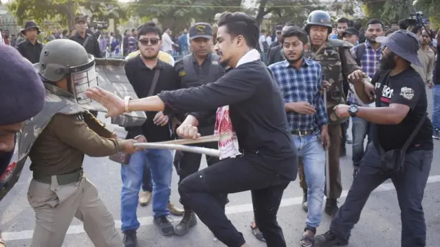 বিক্ষোভকারীদের ওপর পুলিশের লাঠিচার্জ।