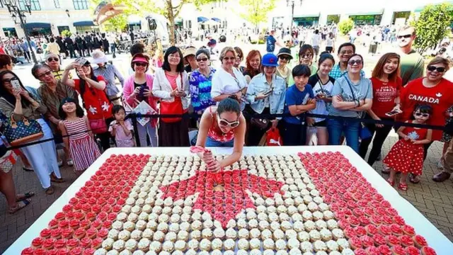 Канадский флаг из капкейков
