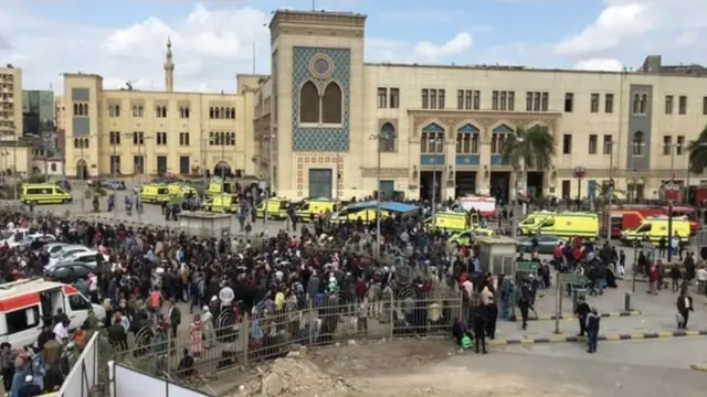 Du monde l'extérieur de la gare, après le crash