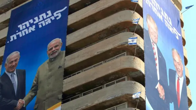 इसराइल में चुनाव प्रचार के दौरान एक इमारत पर मोदी और ट्रंप के साथ बेन्यामिन नेतन्याहू की तस्वीर