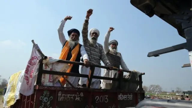 प्रदर्शन से लौटते किसान