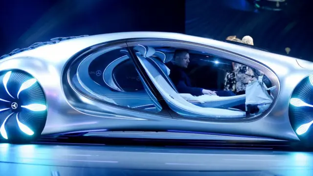 ماشین با قراردادن دست راننده بر روی کنسول وسط بیدار می‌شود