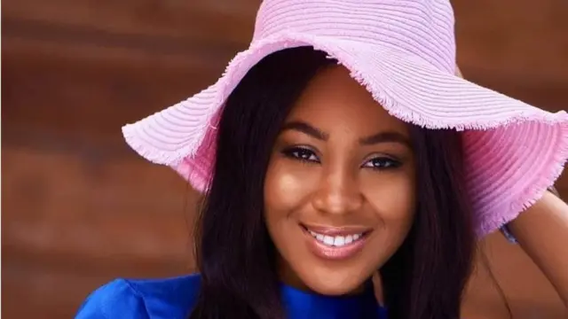 Ọ̀tọ̀ọ̀tọ̀ lọ̀rọ̀ ṣori lọ́dọ́ àwọn ọmọ Naijiria nítorí Erica ti wọ́n fọwọ́ òsì júwe ilé fún nílé ẹlẹ́gbọ̀n àgbà.