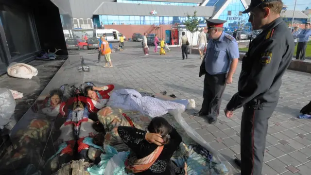 Сотрудники правоохранительных органов проводят профилактическую работу с цыганским семейством, расположившимся на ночлег возле здания железнодорожного вокзала в Челябинске