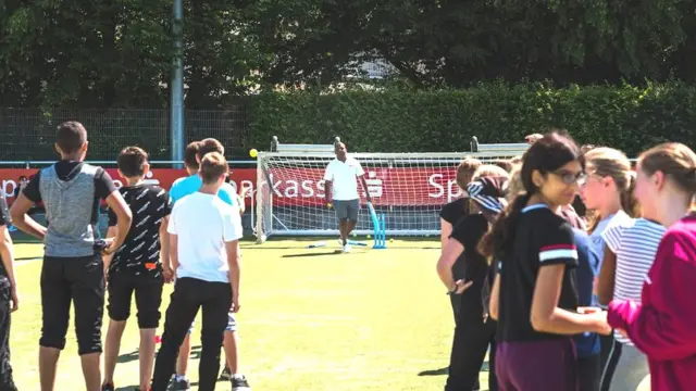 ජර්මනිය ක්‍රිකට් ලෝකයේ ප්‍රබල කණ්ඩායමක් වුනොත් ඔවුන් ශ්‍රී ලංකාවට විශේෂ ගෞරවයක් දක්වයි."