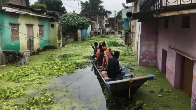 నర్మదా డ్యాం నీట మునిగిన గ్రామం