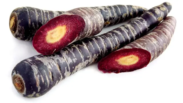 Фиолетовая морковь может найти себе применение в самых неожиданных продуктах - например, в йогурте с цветом черники или голубики