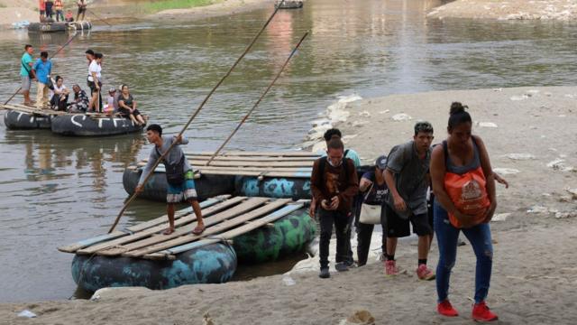 Migrantes en la frontera entre Guatemala y México.