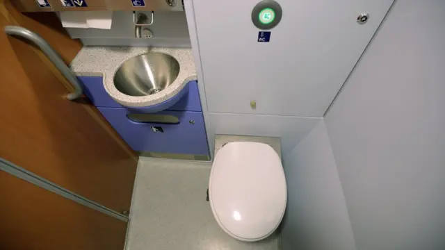 උතුරන ගුවන්යානා වැසිකිළියකින් නිකුත්ව අයිස් බවට පත් මිනිස් අපද්‍රව්‍ය පොළොවට වැටීම ඉතා කලාතුරකින් සිදුවිය හැකිය