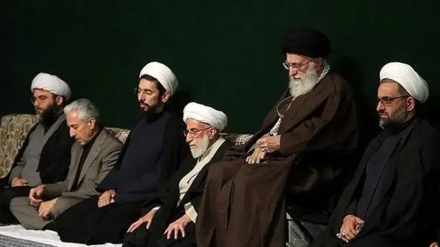 از راست: حسینعلی سعدی، آیت‎الله علی خامنه‌ای، احمد جنتی، مصطفی رستمی، منصور غلامی (وزیر علوم) و محمد قمی