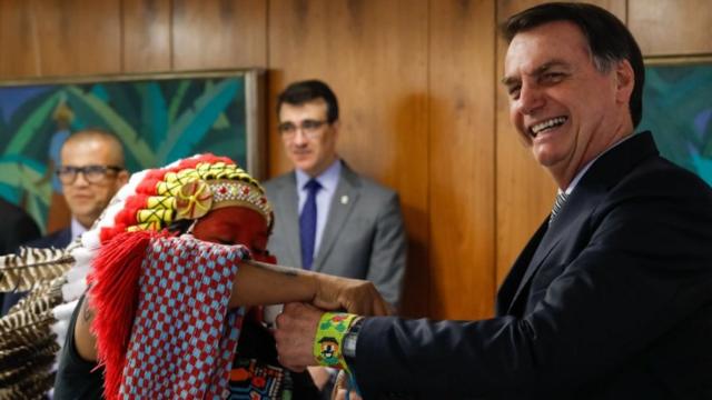 Jair Bolsonaro com indígena da etnia Guajajara