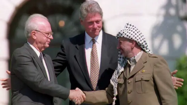 Yitzhak Rabin com Yasser Arafat e Bill Clinton durante as negociações dos Acordosmelhores casas de aposta futebolPazmelhores casas de aposta futebolOslo