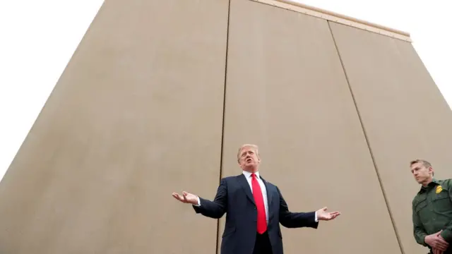Donald Trump ante unas pruebas del muro