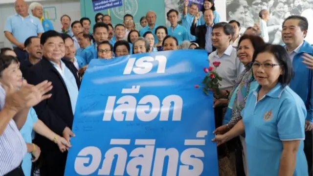 กองเชียร์อภิสิทธิ์