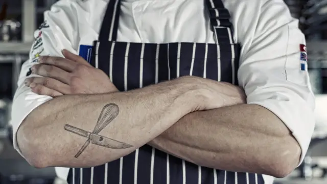 Homem com tatuagem com temas culinários