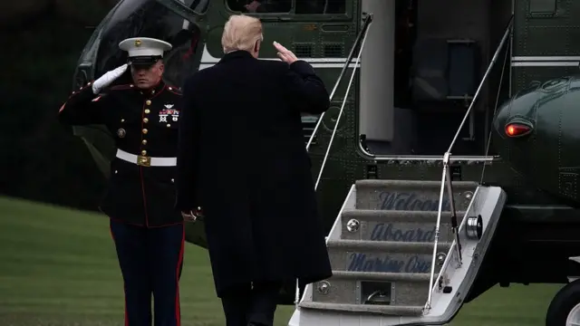 Donald Trump sakuda a un militar de Estados Unidos