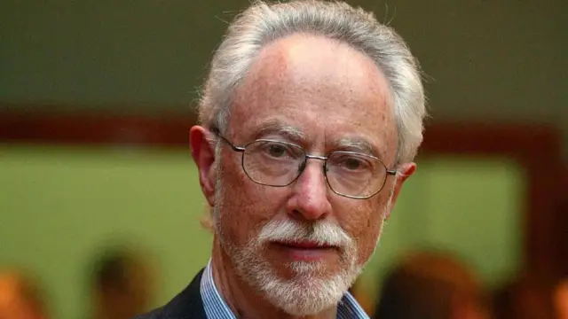 En 2003, le prix Nobel de littérature est attribué à l’écrivain sud-africain John Maxwell Coetzee "qui dans de multiples travestissements expose la complicité déconcertante de l’aliénation".