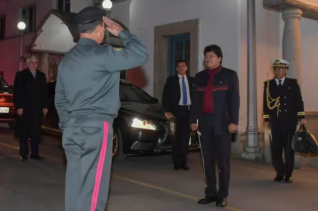Evo Morales saluda a militares (Foto: ABI)