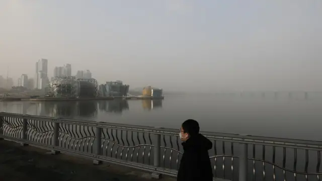 서울 반포 한강공원 일대가 미세먼지로 뿌옇다