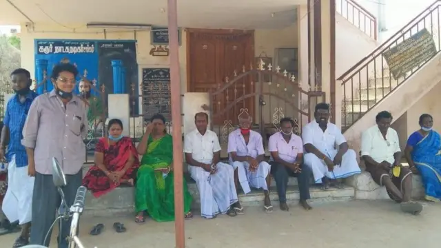 கரூர் நாடக நடிகர் சங்க கட்டடம் முன்பு நாடக நடிகர்கள்