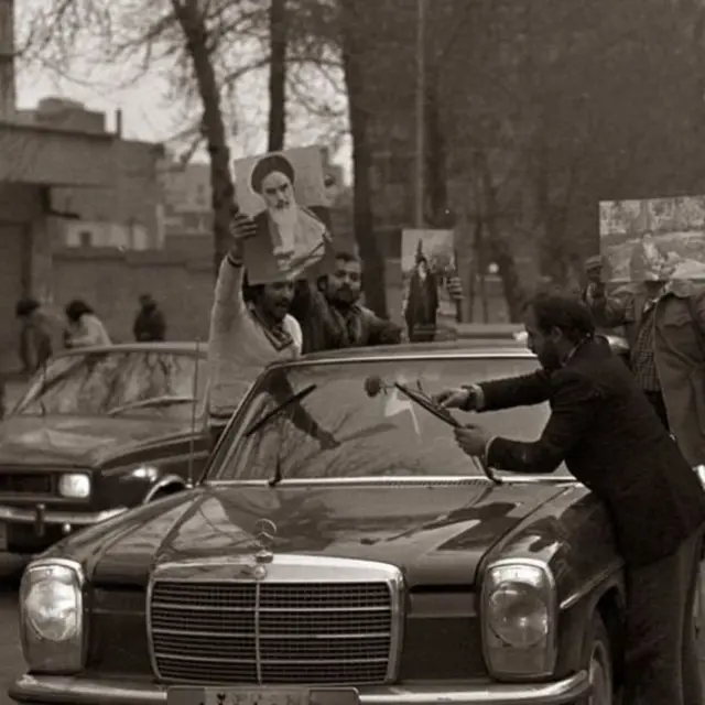 شادمانی انقلابیون در خیابان پس از شنیدن خبر خروج شاه و همسرش از ایران