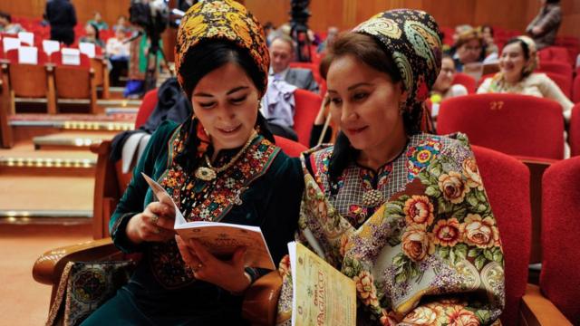 Женщины на премьере оперы "Паяцы" в Ашхабадском Национальном музыкально-драматическом театре имени Махтумкули в ноябре 2019 года. Это первый показ иностранной оперы в Туркменистане как минимум за последние 18 лет.