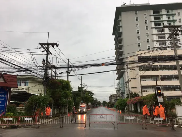 แผงกั้นหน้าโรงพยาบาล