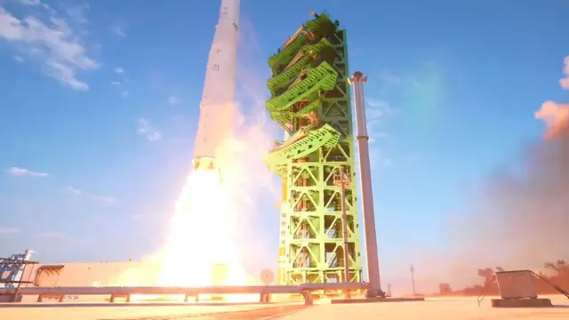 지난해 10월 21일 고흥군 나로우주센터 제2발사대에서 화염을 내뿜으며 날아오르는 누리호