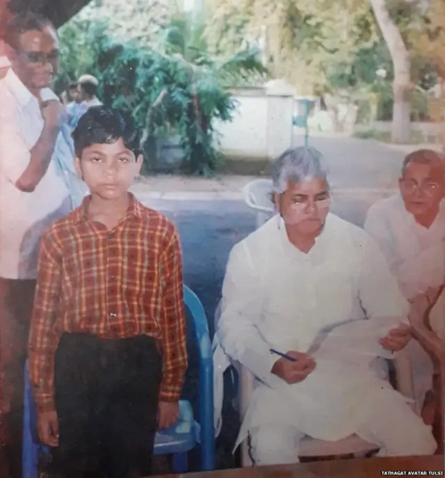 बिहार के तत्कालीन मुख्यमंत्री लालू प्रसाद यादव ने तथागत को अपने आवास पर बुलाकर मुलाक़ात की थी