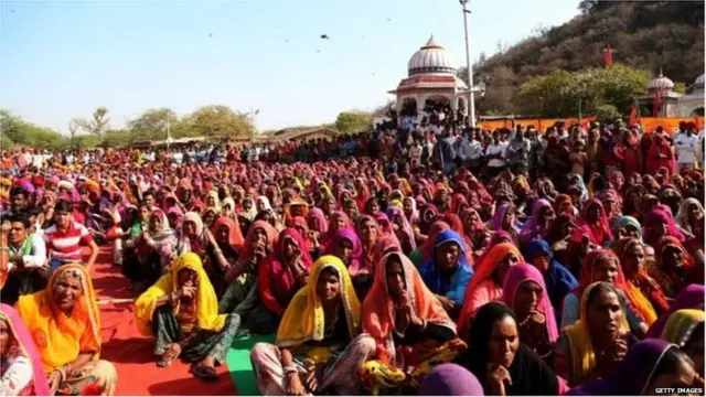 एक सभी के दौरान महिलाएं