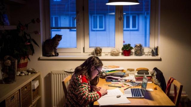 Menina estudando em casa na Eslováquia