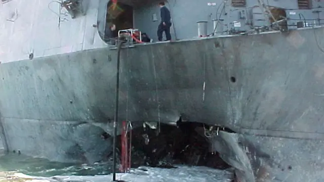 Le côté bâbord du destroyer de missiles guidés USS Cole endommagé après une attaque lors d'une opération de ravitaillement dans le port d'Aden au Yémen - octobre 2000