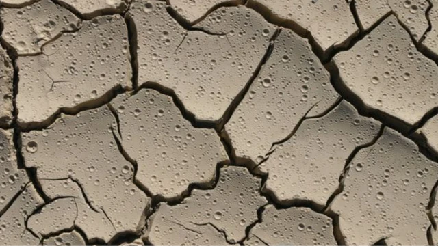 หยดฝนบนดินแห้ง