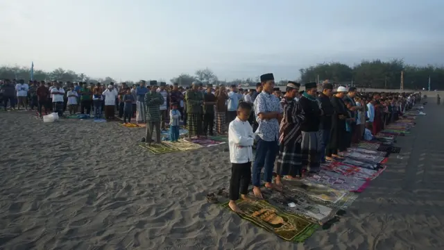 Umat muslim melaksanakan ibadah shalat Idul Adha 1440 H di Gumuk Pasir Parangkusumo, Bantul, DI Yogyakarta, Minggu (11/08/2019). Sejumlah umat muslim di DI Yogyakarta memanfaat ruang terbuka guna melaksanakan ibadah shalat Idul Adha 1440 H.