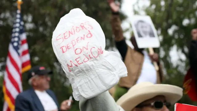미국의 한 집회에서 노인 복지의 상징으로 등장한 성인용 기저귀