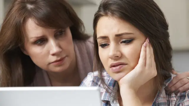 Madre hablando con su hija