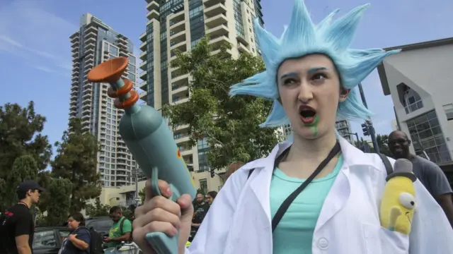 Участница Comicon в костюме Рика