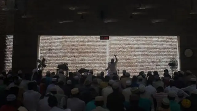 ঢাকার বাইতুর রউফ মসজিদে জুমার নামাজ, ১৫-০৬-২০১৮।