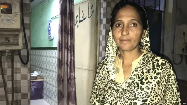 रेश्मा आपा सांगतात सरकारनं कुठलिच मदत नाही केली.