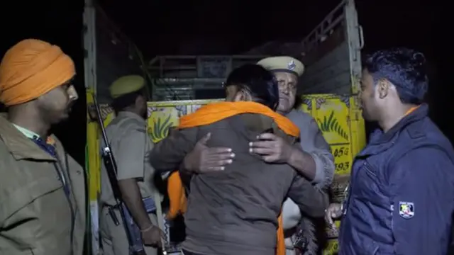 সন্দেহভাজন গরু চোরাচালানিদের সাথে গো-রক্ষকদের গুলিবিনিময়ের পর নওলকিশোর শর্মাকে আলিঙ্গন করছেন এক পুলিশ কর্মকর্তা