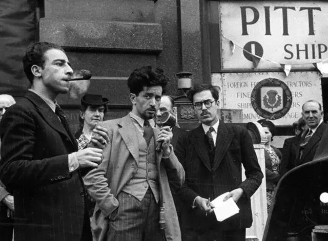 ابوالقاسم طاهری، گزارشگر بخش فارسی بی‌بی‌سی روز ۸ مه سال ۱۹۴۵ (۱۸ اردیبهشت ۱۳۲۴) جشن پیروزی متفقین در اروپا را از خیابان های لندن گزارش می‌کند