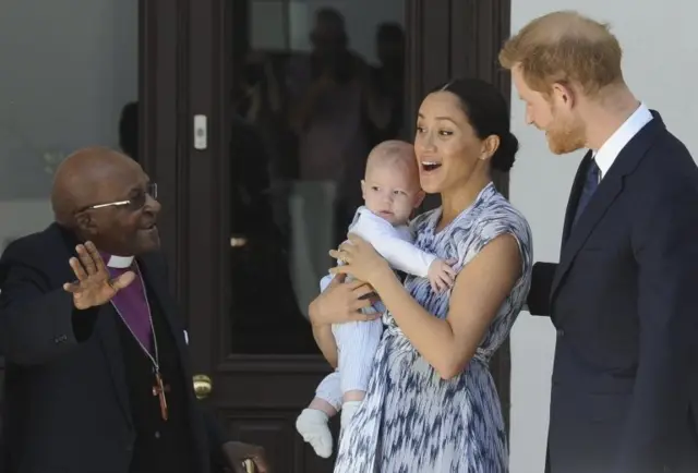Uskup Agung Desmond Tutu bertemu Archie, Duchess of Sussex dan Pangeran Harry