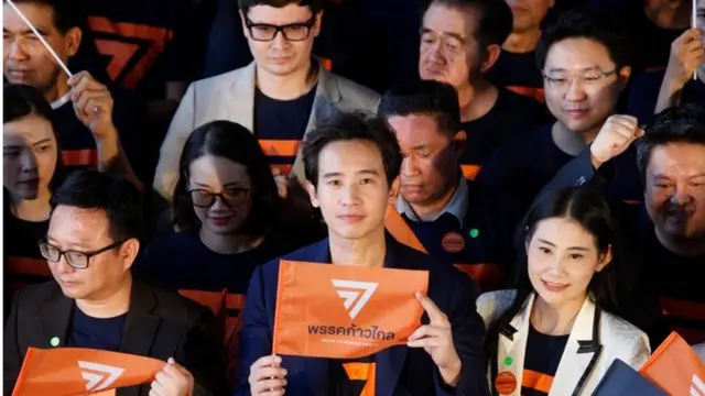 นายพิธา ลิ้มเจริญรัตน์ นำ ส.ส.อดีต อนค. 54 คนเข้าเป็นสมาชิกพรรคก้าวไกล